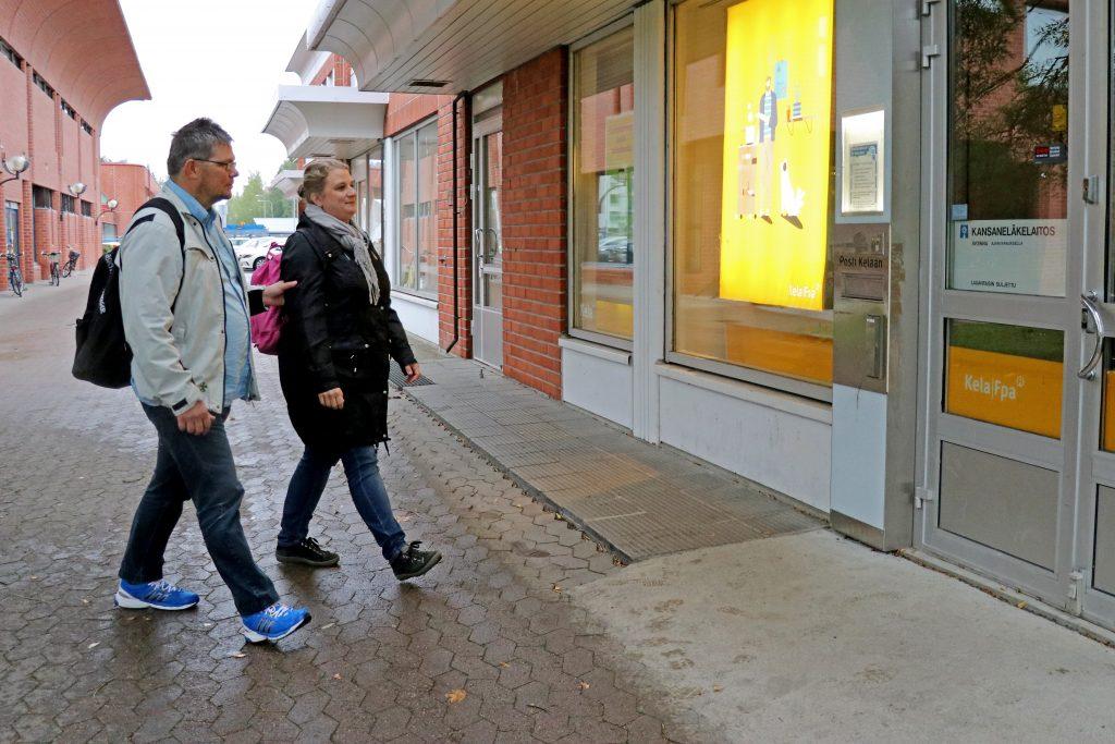 Asiakas saapuu tulkin kanssa asioimaan Kelan-toimistoon. Myös palveluasiantuntijaa voi pyytää mukaan Kela-asioinneille.